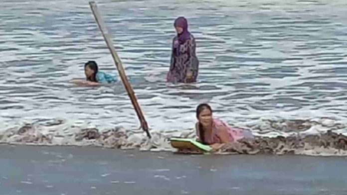 Dibanjiri Wisatawan, Tukang Sewa Papan Selancar di Pangandaran Untung Besar