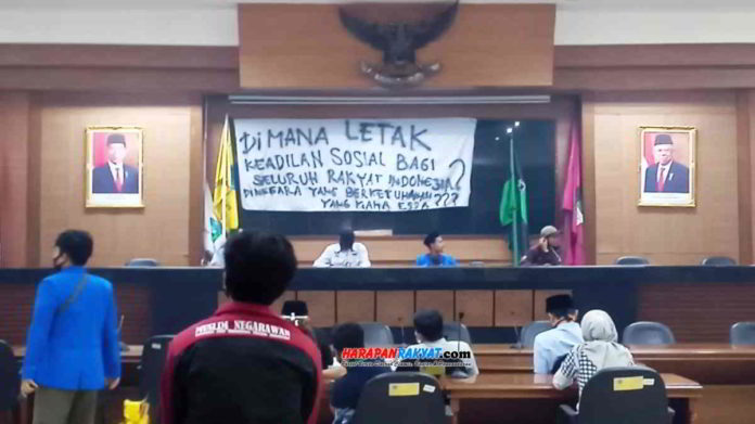 Gedung DPRD Kota Tasikmalaya, Jawa Barat, kembali digeruduk organisasi mahasiswa dari HMI, IMM, PMII, Hima Persis, dan KAMMI. Foto: Apip Wilianto/HR.