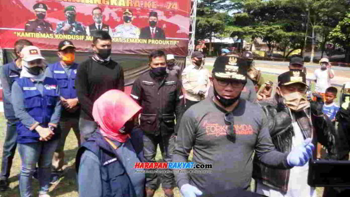 Gubernur Jawa Barat, Ridwan Kamil, di dampingi Wali Kota Banjar, Hj. Ade Uu Sukaesih, saat berada di Tamkot Banjar, dalam kegiatan Touring Bhakti Sosial, Minggu (05/07/2020). Foto: Muhlisin/HR.
