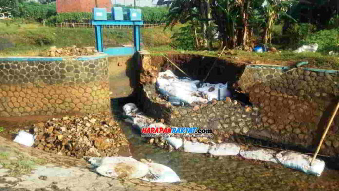 Tanggul saluran irigasi Lakbok Utara di Dusun Sidaharja, Desa Sidaharja, Kecamatan Lakbok, Kabupaten Ciamis, Jawa Barat, jebol. Foto: Aisyah/HR.