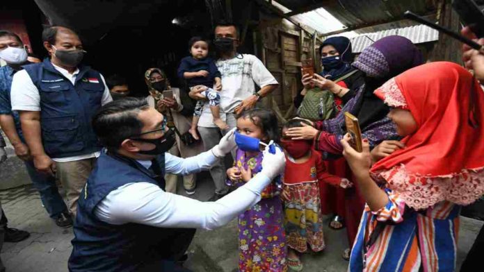 Jabar Bagikan Masker