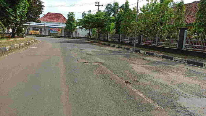 Jalan di Kawasan Alun-alun Langensari Banjar Rusak Dikeluhkan Warga