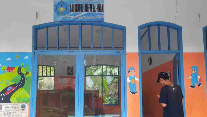 Jelang Masuk Sekolah, Guru RA di Pangandaran Lukis Dinding Sekolah