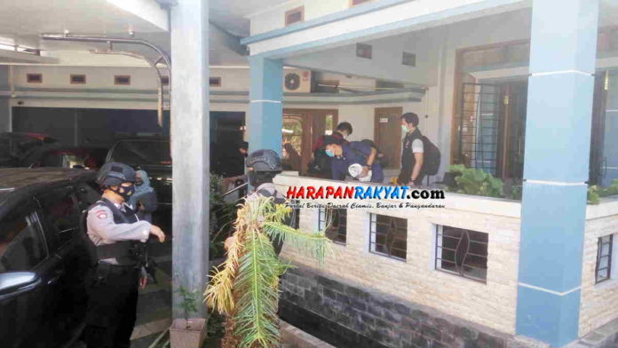 KPK Geledah Rumah Salah Seorang Kontraktor di Kota Banjar