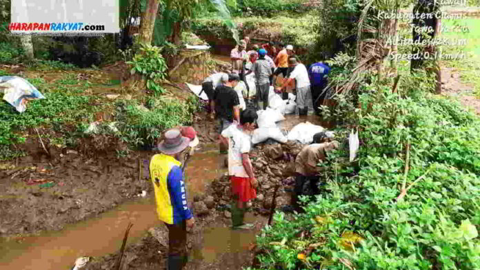 Mengantisipasi kekurangan pasokan air untuk areal pesawahan dan kolam, Warga Dusun Indrayasa, Desa Kawali, Kecamatan Kawali, Kabupaten Ciamis, gotong-royong memperbaiki saluran irigasi. Foto: Edji Darsono/HR.
