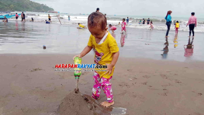 Objek Wisata Pantai Pangandaran Dibanjiri Ribuan Wisatawan