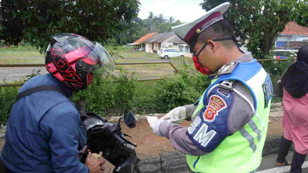 Operasi Patuh Lodaya Di Tengah Pandemi, Polres Ciamis Bagikan Masker