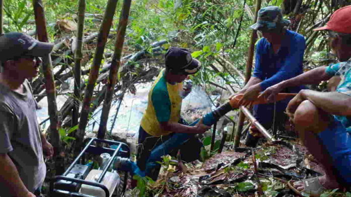 Pasokan Air Berkurang, Petani di Kawali Ciamis Sedot Air dengan Pompa