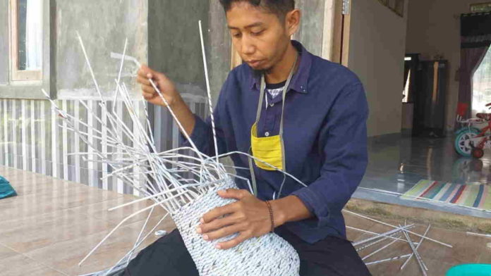 Pemuda Asal Ciamis Ubah Koran Bekas Jadi Barang Bernilai Jual Tinggi