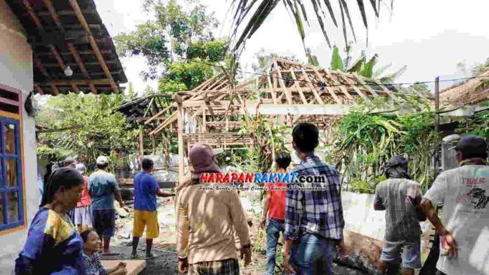 Pemuda Desa Ciherang Ciamis Bedah Rumah Janda Tua