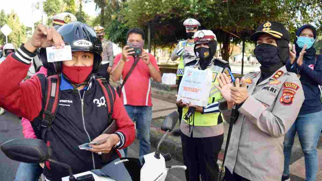 Pengendara Dapat hadiah Dari Kapolres Banjar