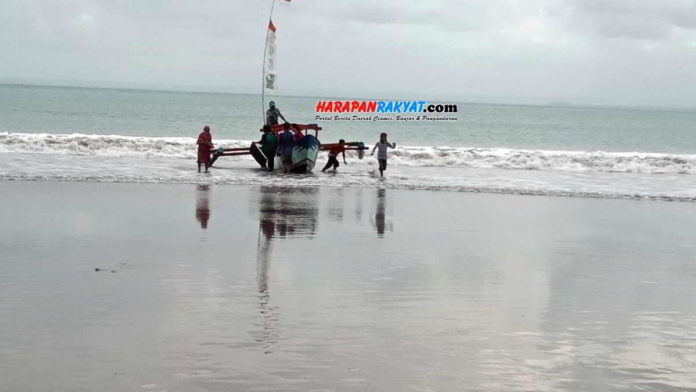 Perahu siar di Pantai Pangandaran kembali berlayar pasca obyek wisata pantai di Kabupaten Pangandaran, Jawa Barat dibuka lagi. Foto: Entang SR/HR.