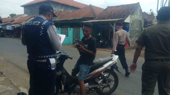 Petugas Lakukan Razia Masker di Komplek Pasar Bojongkantong Kota Banjar