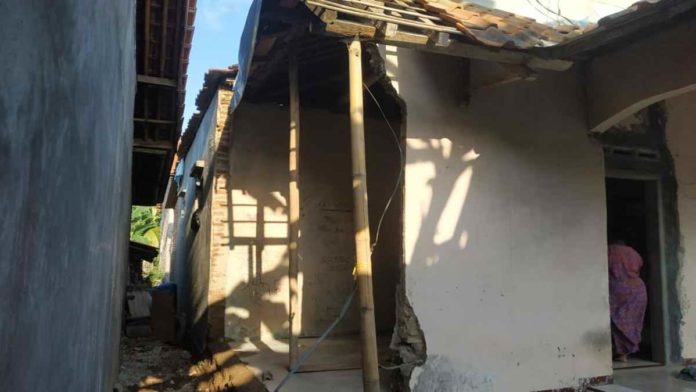 Rumah Warga Banjarsari Ciamis Ambruk