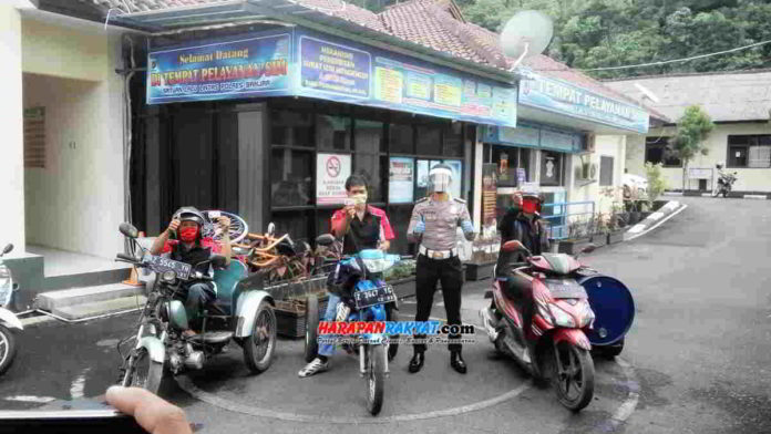 Tiga orang penyandang disabilitas di Kota Banjar usai mendapatkan SIM D gratis di Polres Kota Banjar. Foto: Muhlisin/HR.
