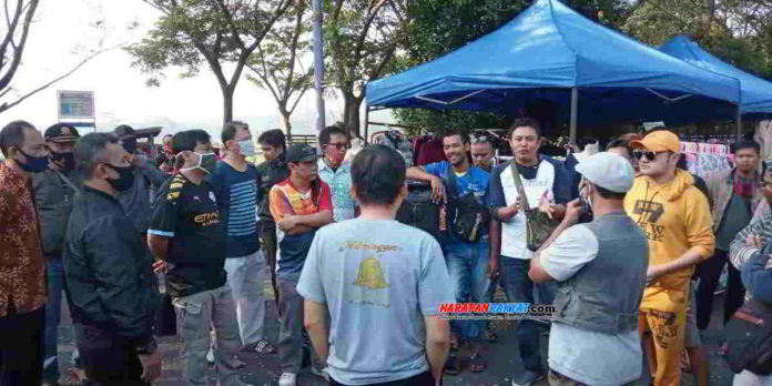 Aktivitas Pedagang Kaki Lima (PKL) di kawasan sirkuit BMX Kabupaten Ciamis, Jawa Barat, dibubarkan petugas Satpol PP, Minggu (05/07/2020). Foto: Fahmi Albartiansyah/HR.