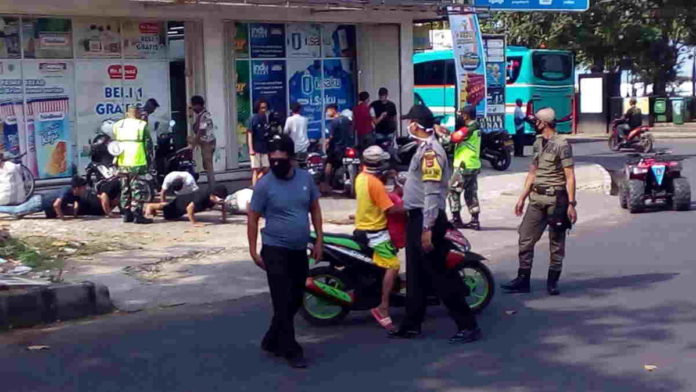 Tak Pakai Masker, Warga Pangandaran Dihukum Push Up