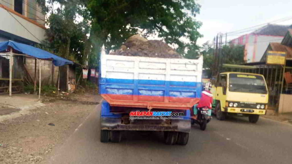 Truk pengangkut pasir tanpa penutup terpal yang biasa kerap melintas di Jalan Mangkubumi-Jalan Bungursari, Kota Tasikmalaya. Foto: Apip Wilianto/HR.