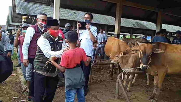 Uu Bagikan Masker ke Pedagang Pasar Hewan Manonjaya Tasikmalaya