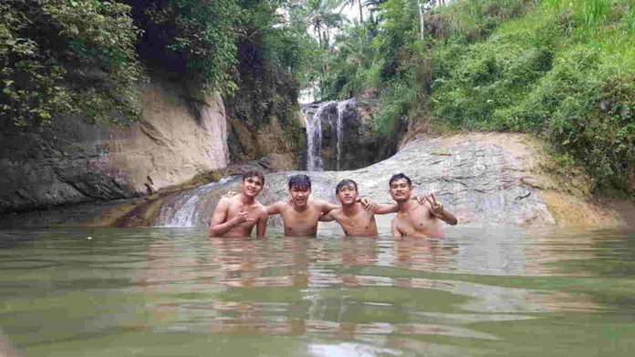 Asyiknya Berenang di Curug Panoongan Tasikmalaya