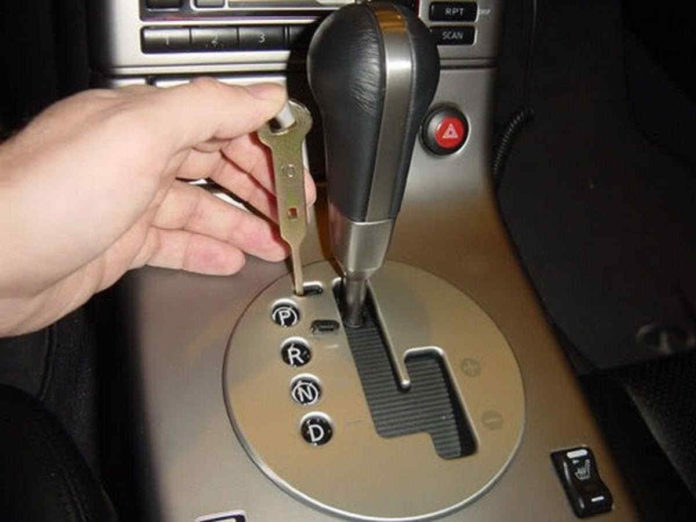 Cara Parkir Paralel Mobil Matic dengan Fitur Shift Lock