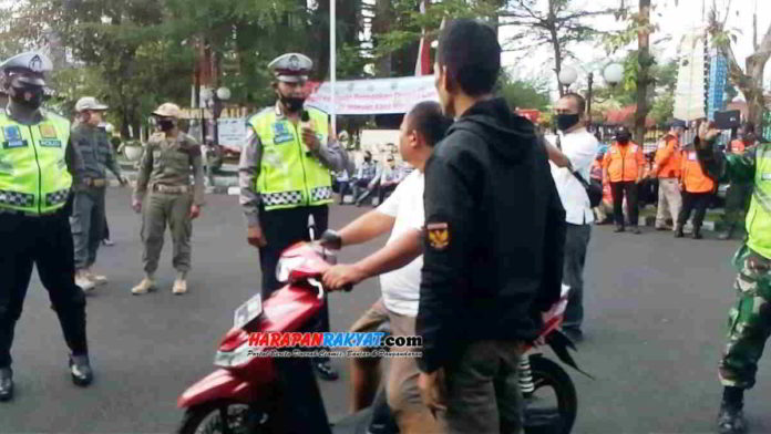 Simulasi dan sosialisasi penerapan sanksi bagi warga yang tidak mengenakan masker di halaman Pendopo Kota Banjar. Saat ini angka kasus positif Covid-19 di Kota Banjar terendah se-Jawa Barat. Foto: Muhlisin/HR.