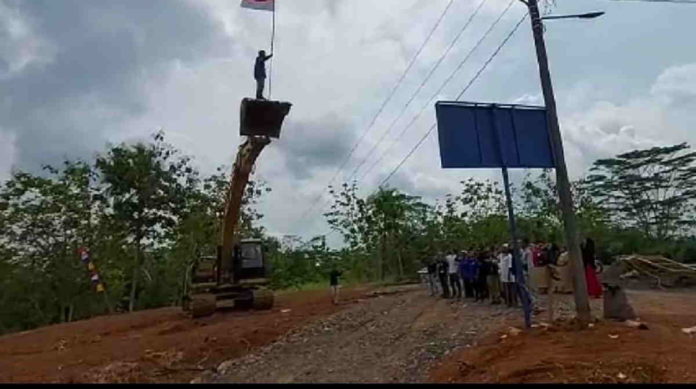 Ekstrim, Pengibaran Bendera Merah Putih di Ciamis Pakai Ekskavator