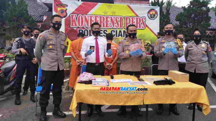 Mengaku agent KPK (Komisi Pemberantasan Korupsi), jajaran Polres Ciamis, Polda Jabar, berhasil mengamankan dua orang pria berinisial AS dan EW. Foto: Fahmi Albartiansyah/HR.
