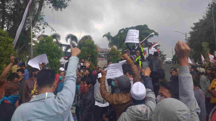 Minta Pilkades Tetap Dilaksanakan, Ratusan Calon Kades di Ciamis Demo