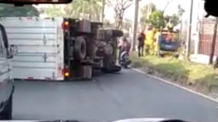 Mobil Box Terjungkal