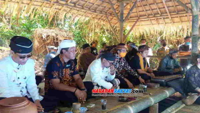 Acara sawala atau berbagai pengetahuan sejarah dan kebudayaan dalam rangkaian acara Ngabumi di Situs Budaya Pulomajeti. Foto: Muhlisin/HR.