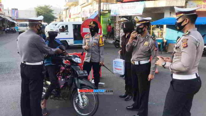 Kapolres Banjar, AKBP. Melda Yanny, bersama jajarannya saat melakukan pemeriksaan kelengkapan pengendara sepeda motor dalam Operasi Patuh Lodaya 2020. Foto: Istimewa.