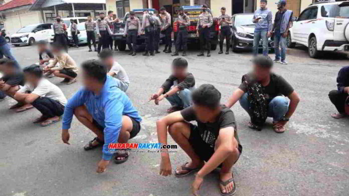 Sekelompok pemuda yang terjaring Operasi Pungutan Liar diamankan petugas bersama dengan barang bukti berupa sair dan uang tunai. Mereka akan didata agar tidak kembali turun ke jalanan. Foto: Apip Wilianto/HR.
