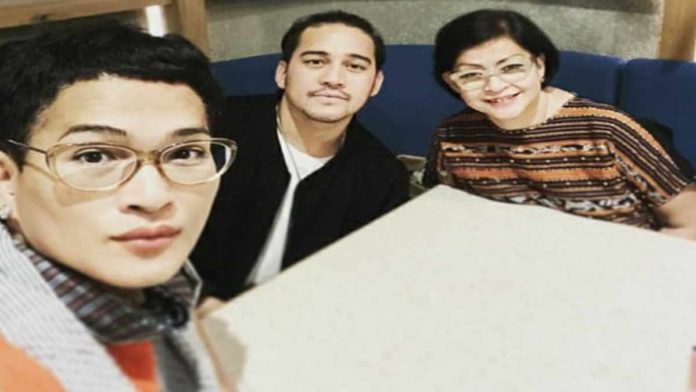 Oscar Lawalata Jadi Perempuan