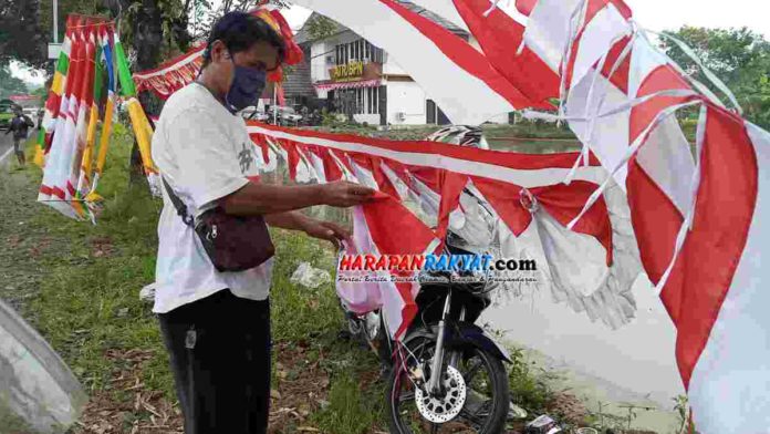 Pedagang Bendera Merah Putih di Tasikmalaya
