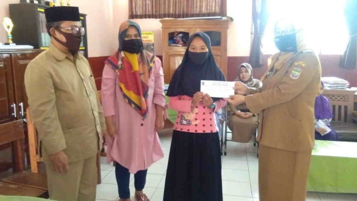 Pemdes Gereba Ciamis Berikan Beasiswa untuk Murid Berprestasi