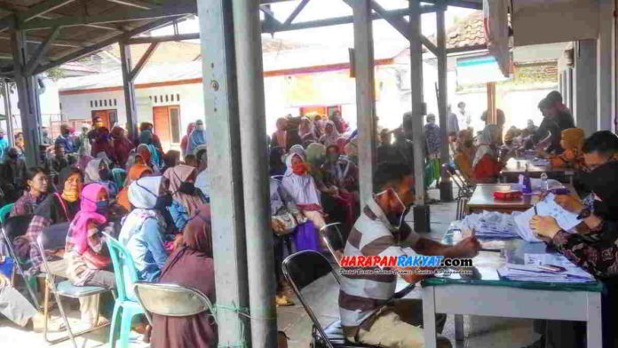 Ratusan warga saat mengantri pencairan BST Kemensos di Kantor Pos Banjar. Foto: Muhlisin/HR.