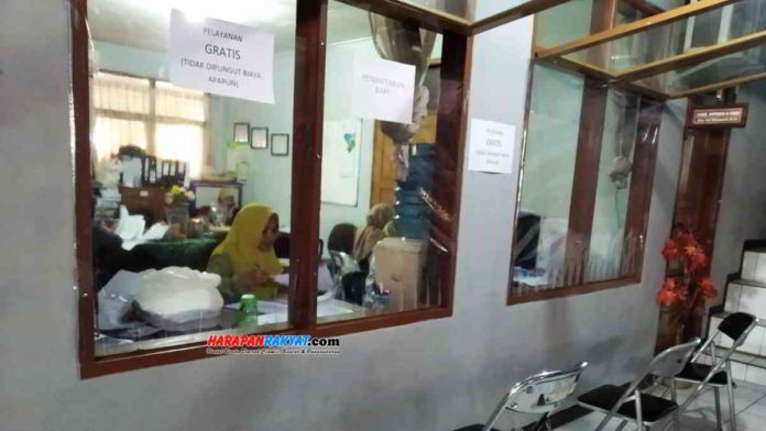 Dinas Perdagangan, Koperasi dan UMKM Kabupaten Ciamis melayani pendaftaran program bantuan sosial produkif bagi para pelaku UMKM. Foto: Fahmi Albartiansyah/HR.