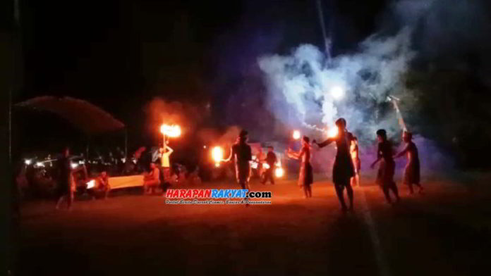 Tari obor salah satu kegiatan yang meriahkan perayaan HUT RI ke-75 di Sukajaya, Pamarican, Kabupaten Ciamis. Foto: Aji/HR.