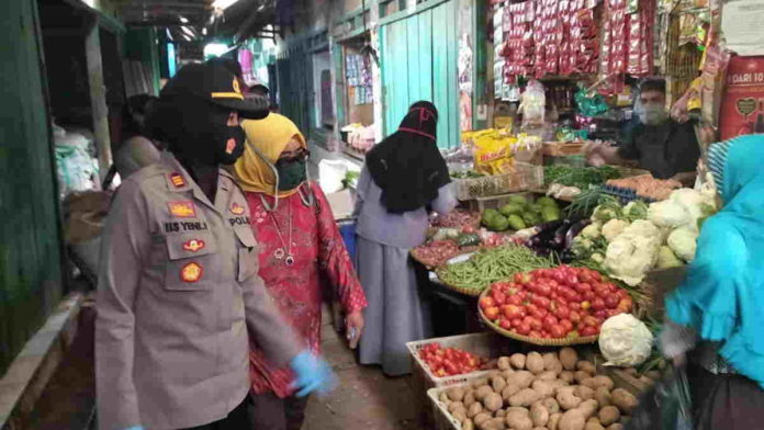 Petugas Imbau Warga Pasar Rajadesa Ciamis Patuhi Protokol Kesehatan
