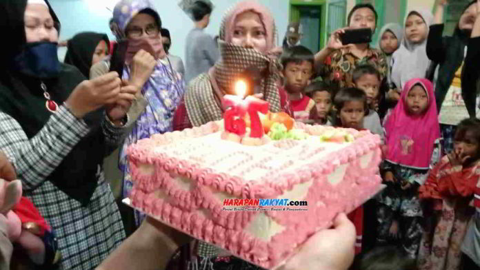Potong kue HUT RI ke-75 menjadi cara warga di Lingkungan Lemburbalong, Kecamatan Pataruman, Kota Banjar, dalam memeriahkan hari kemerdekaan saat pandemi. Foto: Hendra Irawan/HR.
