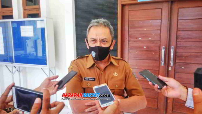 Juru Bicara Crisis Center Kota Banjar, Tomy Subagja, saat diwawancara awak media mengenai pelaksanaan rapid test gratis untuk pencaker dan pendidikan. Foto: Muhlisin/HR.