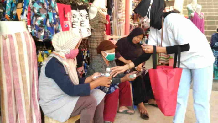 Rentan Terpapar Covid-19, Grand Pangandaran Bagikan APD Kepada Pelaku Wisata