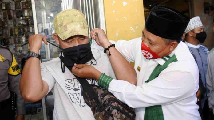 Saat di Purwakarta, Wagub Jabar Imbau Warga Pasar Pakai Masker