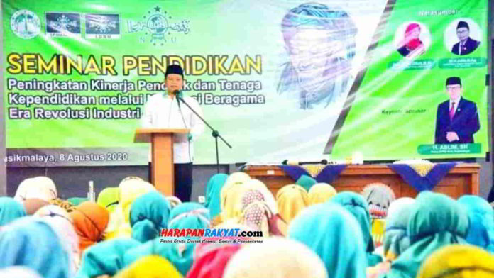Wagub Jabar, H. Uu Ruzhanul Ulum, saat menghadiri seminar pendidikan yang dilaksanakan LP Ma’aruf NU Kota Tasikmalaya, Sabtu (08/08/2020). Foto: Apip Wilianto/HR.