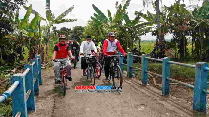 Ribuan warga ikuti sepeda santai keliling kampung Mangunjaya Pangandaran. Foto: Entang SR/HR.