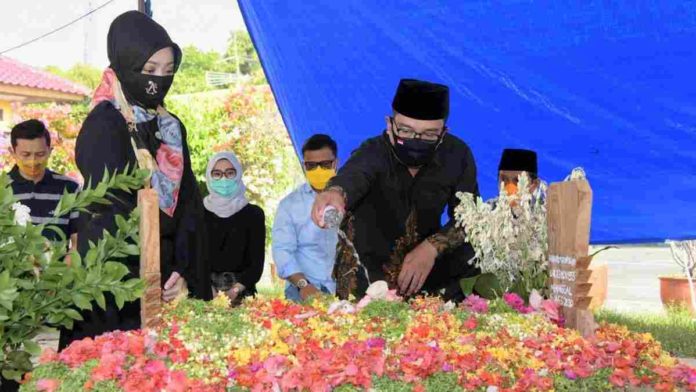 Takziah ke Makam Yance, Ini Pesan Ridwan Kamil Untuk Warga Jabar