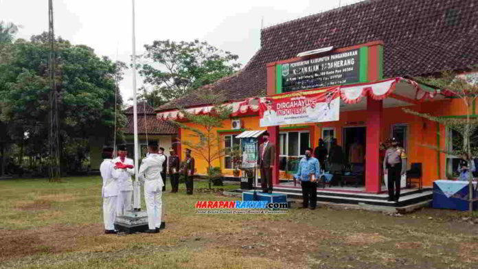 Peserta upacara HUT RI ke-75 yang digelar Pemerintah Kecamatan Padaherang, Kabupaten Pangandaran, Jawa Barat, hanya diikuti 75 orang. Foto: Entang SR/HR.