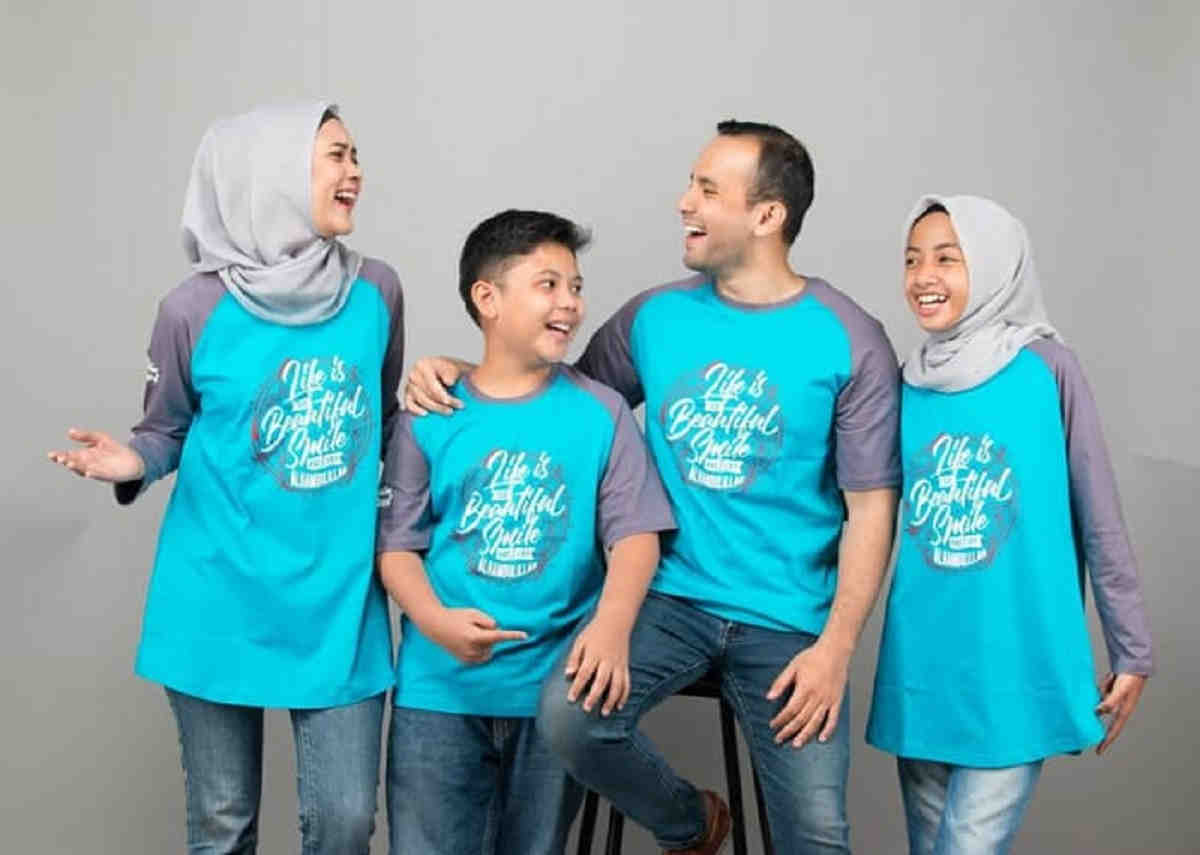  Kaos Couple  Keluarga Penampilan Terlihat Kompak dan Serasi