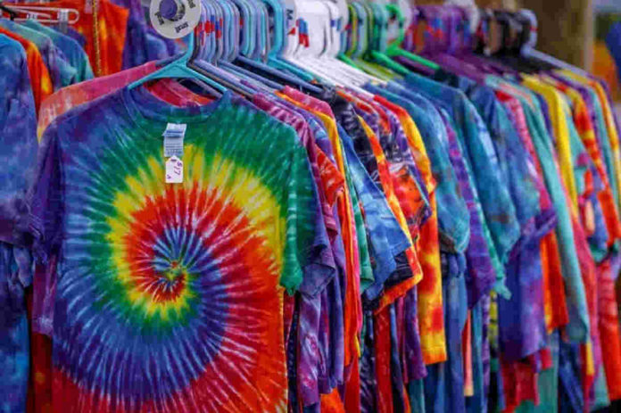 Kaos Tie Dye, Memiliki Keistimewaan Pewarnaan yang Khas dan Unik